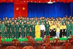 Đại đức Thích Lệ Ngôn chụp ảnh lưu niệm với các cán bộ, chiến sĩ Tiểu đoàn 1, Trung đoàn 738 – Ảnh: Nguyễn Hà
