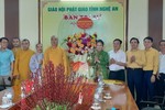Bà Võ Thị Minh Sinh cùng các thành viên của đoàn tặng hoa chúc mừng Đại lễ Vu lan đến Ban Trị sự GHPGVN tỉnh Nghệ An
