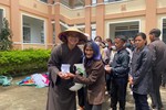 Đại đức Thích Quảng Tiến Nhẫn đại diện đoàn tặng quà đến bà con nghèo