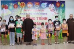 Chư Tăng tổ đình Ấn Quang trao quà đến các em thiếu nhi