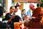 Sư Ajahn Jayasaro (tác giả của bài viết này) trong một lần đến thăm trường tiểu học ở Panyaden