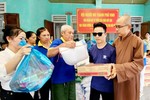 Chùa Đức Hậu trao quà cho người có hoàn cảnh khó khăn
