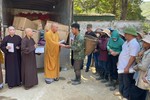 Trao quà đến bà con vùng lũ huyện Kỳ Sơn, Nghệ An