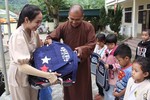 Nghệ An: Chùa Đại Tuệ, chùa Diệc trao quà hỗ trợ các điểm trường sau mưa lũ