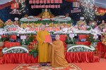 Thượng tọa Thích Tâm Định trao quyết định bổ nhiệm trụ trì chùa Tranh đến Đại đức Thích Nguyên Sáng