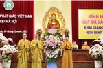 Đại diện Tăng Ni sinh trao tặng lẵng hoa chúc mừng Ngày Nhà giáo Việt Nam