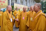 Chư tôn đức gặp mặt, hỏi thăm nhau trước khi bước vào các phiên Đai hội