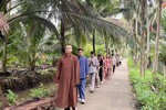Thiền hành quanh vườn dừa chùa Liên Hoa - Ảnh: B.L