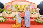 Ni trưởng Thích Đàm Hòa, Phó ban Trị sự GHPGVN tỉnh Thanh Hóa trao quyết định bổ nhiệm trụ trì chùa Thiên Phúc đến Sư cô Thích nữ Vạn An