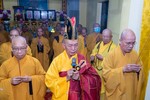 Chư tôn đức niêm hương cầu nguyện trong lễ nhập kim quan Ni trưởng Thích nữ Đạt Thuận