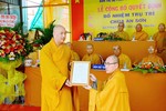Thượng tọa Thích Giác Nguyên trao quyết định bổ nhiệm trụ trì chùa An Sơn đến Đại đức Thích Nguyên Minh
