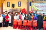 Chùa Phổ Đà Sơn trao quà Tết đến bà con khó khăn