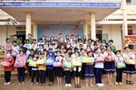 Trao quà Tết đến các em học sinh Trường Tiểu học Y Ngông (buôn Kdro 2, xã Cư Né, huyện Krông Búk, Đắk Lắk)