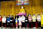 Chùa Vạn Linh trao quà khuyến học nhân dịp đầu năm mới