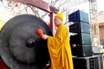 Hòa thượng Thích Thanh Nhiễu đánh chiêng khai hội