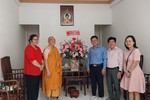 Hòa thượng Thích Minh Lộc, đại điện Tuệ Tĩnh đường tại tịnh xá Trung Tâm nhận lẵng hoa chúc mừng nhân ngày Thầy thuốc Việt Nam 27-2