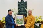 Bí thư Thành uỷ TP.Hà Nội Đinh Tiến Dũng dâng tặng bức tranh lưu niệm đến Đức Pháp chủ GHPGVN