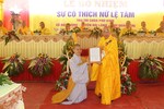 Hòa thượng Thích Thiện Tấn trao quyết định bổ nhiệm trụ trì chùa Phú Kinh đến Sư cô Thích nữ Lệ Tâm