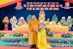 Thượng tọa Thích Tâm Định trao quyết định bổ nhiệm trụ trì chùa Viên Quang đến Đại đức Thích Nguyên Hải