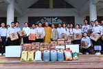 Ban Trị sự GHPGVN tỉnh Thanh Hóa tặng quà các em học sinh tại Lào