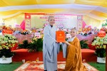 Ni trưởng Thích Đàm Hòa trao quyết định bổ nhiệm trụ trì chùa Trắng đến Sư cô Thích nữ Huệ Hải