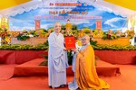 Ni trưởng Thích nữ Đàm Hòa, Phó Trưởng ban Trị sự GHPGVN tỉnh Thanh Hóa trao quyết định bổ nhiệm trụ trì chùa Khánh Hưng đến sư cô Thích nữ Nhuận Quân