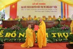 Hòa thượng Thích Thiện Tấn trao quyết định bổ nhiệm trụ trì chùa Quy Thiện đến Đại đức Thích Nguyên Hiếu