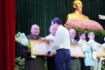 Ông Nguyễn Văn Nên trao Bằng khen của Chủ tịch UBND TP.HCM đến Thượng tọa Thích Trung Nguyện