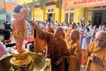 Hòa thượng Thích Thiện Phước cử hành nghi thức Mộc dục