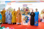 Thượng tọa Thích Tâm Đức và lãnh đạo Ban Trị sự GHPGVN tỉnh tặng hoa chúc mừng nhân lễ khánh thành Trường Mầm non Búp Sen Hồng - Chùa Hồi Long