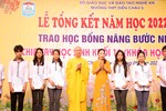 Đại đức Thích Tâm Thành trao học bổng tại Trường THPT Nguyễn Xuân Ôn