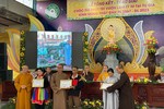 Ban Tổ chức trao giải thưởng đến các gia đình Phật tử