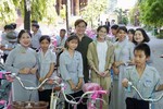 Nghệ sĩ Đại Nghĩa, Huỳnh Lập trao xe đạp đến các em
