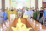 Lãnh đạo Ban Tôn giáo - Sở Nội Vụ và Công an tỉnh Nghệ An tặng hoa, quà chúc mừng