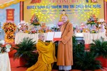 Thượng tọa Thích Tâm Định trao quyết định bổ nhiệm trụ trì chùa Bảo Quốc đến Đại đức Thích Nhuận Tánh