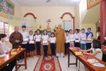 30 em học sinh có hoàn cảnh khó khăn được nhận học bổng từ Quỹ "Gieo hạt Bồ-đề" của chùa Chánh Thiên