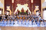 Đoàn chụp ảnh lưu niệm tại thiền viện Huệ Chiếu