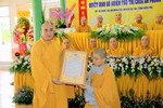 Đại đức Thích Trí Thuận trao quyết định bổ nhiệm trụ trì chùa An Phước đến Sư cô Thích nữ Trung Đăng