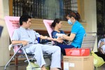 Người dân tham gia hiến máu nhân đạo tại chùa Vạn Đức