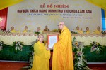 Hòa thượng Thích Thiện Tấn, Trưởng ban Trị sự GHPGVN tỉnh Quảng Trị trao quyết định bổ nhiệm trụ trì chùa Lâm Sơn đến Đại đức Thích Đăng Minh