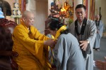 Hòa thượng Thích Bảo Nghiêm trao pháp y đến các Phật tử phát tâm tu tập 