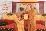 Hòa thượng Thích Thanh Nhiễu trao quyết định bổ nhiệm trụ trì chùa Bốn đến Đại đức Thích Tâm Duệ