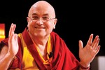 Thầy Matthieu Ricard, một tu sĩ gốc Pháp, xuất gia theo truyền thống Phật giáo Kim cương thừa, là nhà khoa học, tác giả của những cuốn sách bán chạy nhất và là nhà hoạt động xã hội