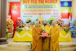 Hiệu trưởng Trường Trung cấp Phật học Quảng Ngãi trao Bằng tốt nghiệp đến Tăng sinh
