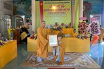 Thượng tọa Thích Trí Thọ, Phó Trưởng ban Thường trực Ban Trị sự GHPGVN tỉnh Bến Tre trao quyết định bổ nhiệm trụ trì chùa Phước Thiện đến Sư cô Thích nữ Diệu Hòa