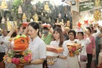 Phật tử nhiễu y ba vòng quanh chánh điện chùa Phổ Minh