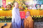 Ni trưởng Thích Đàm Hòa, Phó Trưởng ban Trị sự GHPGVN tỉnh Thanh Hóa trao quyết định bổ nhiệm trụ trì chùa Chiếu Bạch đến Sư cô Thích nữ Nguyên Chánh
