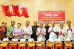Trao quà đến bà con tại xã Tân Ân, H.Cần Đước, Long An
