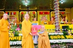 Thượng tọa Thích Tỉnh Cường trao quyết định bổ nhiệm trụ trì chùa Minh Đức (H.Phú Riềng, Bình Phước) đến Sư cô Thích nữ Chúc Hương