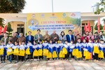 Trao quà đến các em học sinh tiểu học